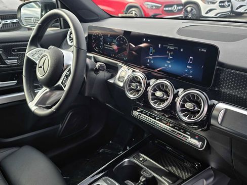 Used 2025 Mercedes-Benz GLB 250 GLB 250 image 10