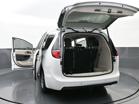 Used 2022 Chrysler Pacifica Touring-L image 46