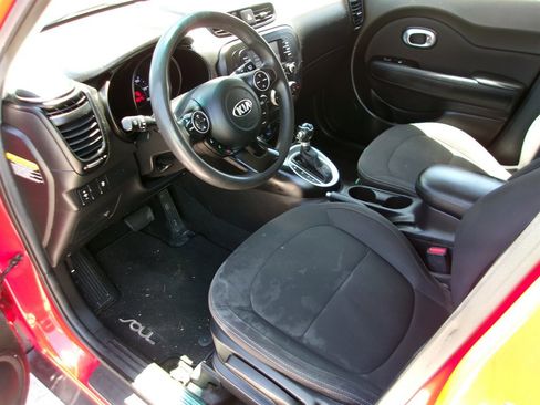 Used 2019 Kia Soul FWD image 12