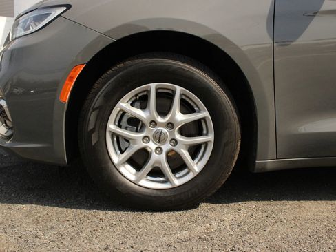 Used 2023 Chrysler Pacifica Touring-L FWD image 3