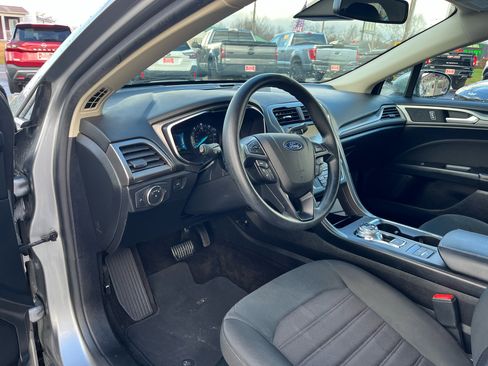 Used 2020 Ford Fusion SE image 12