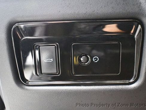 Used 2017 Jaguar XE Premium image 30