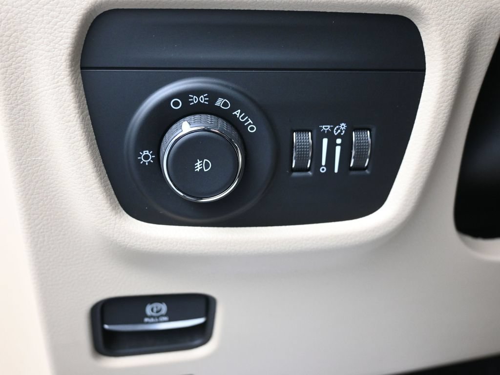 Used 2025 Jeep Grand Cherokee Limited w/ Luxury Tech Group II AWD/4WD image 15