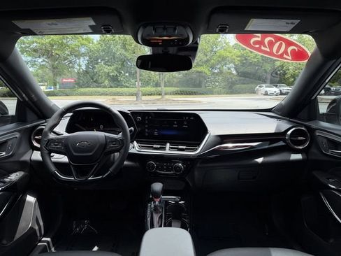 Used 2025 Chevrolet Trax RS w/ Sunroof Package FWD image 35