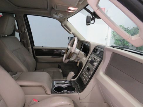 Used 2010 Lincoln Navigator 4WD image 10