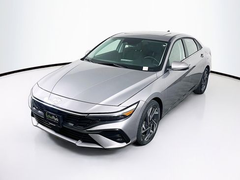 Used 2025 Hyundai Elantra SEL FWD image 3