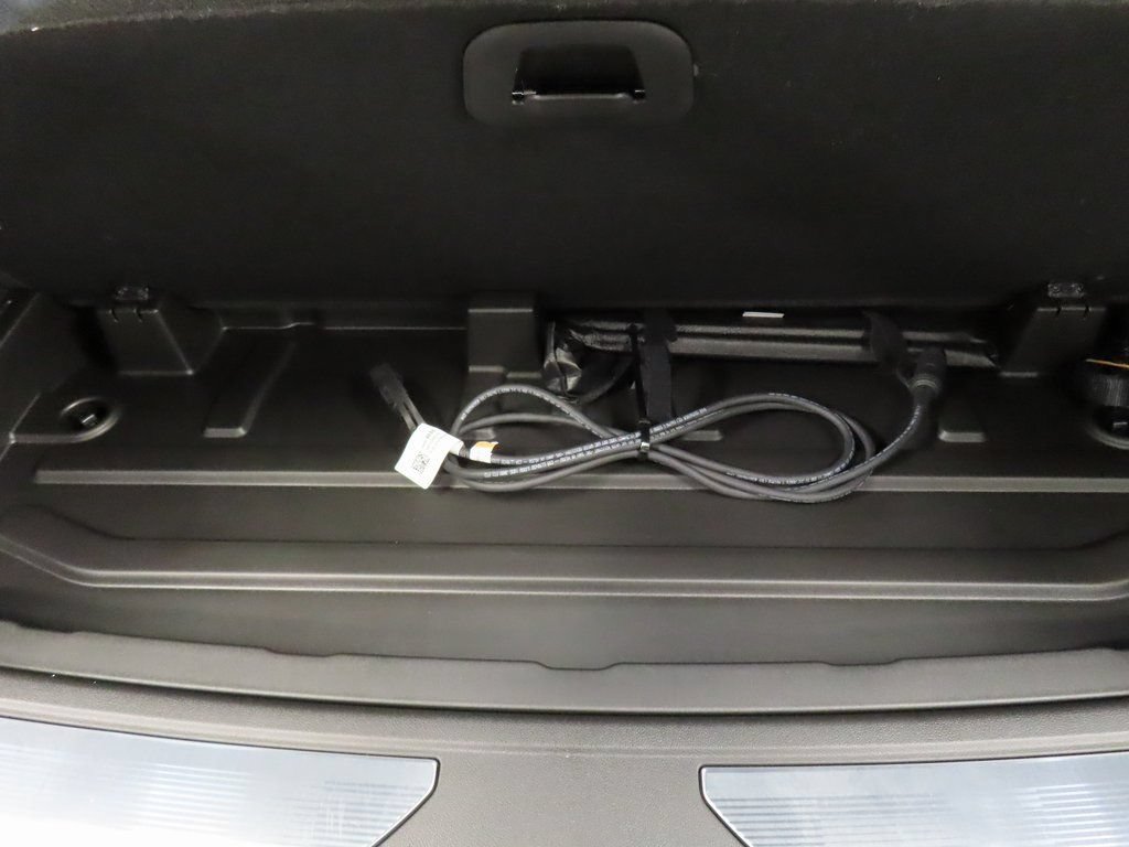 Used 2026 Cadillac Escalade Platinum Sport w/ LPO, Floor Liner Package AWD/4WD image 38