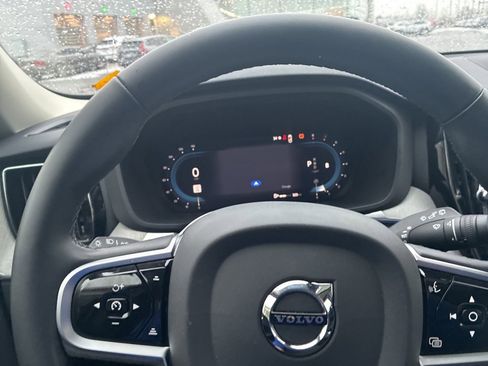 Used 2025 Volvo XC60 B5 Plus image 9