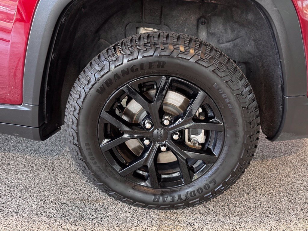 Used 2024 Jeep Grand Cherokee L Altitude AWD/4WD image 16