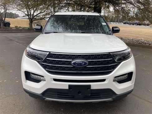 Used 2022 Ford Explorer XLT w/ Equipment Group 202A image 6