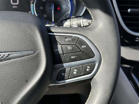 Used 2024 Chrysler Pacifica Touring-L image 10