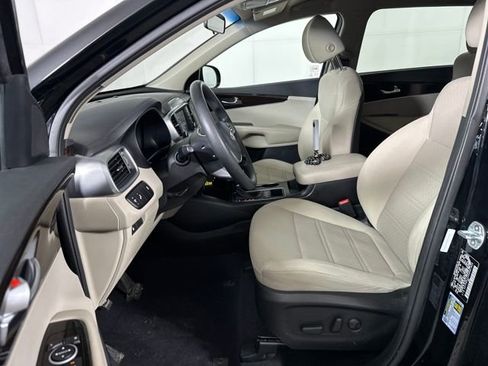 Used 2019 Kia Sorento LX image 11