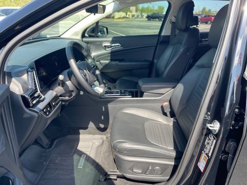 Used 2025 Kia Sportage SX image 8