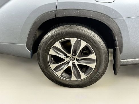 Certified 2021 Toyota Highlander XLE AWD/4WD image 9