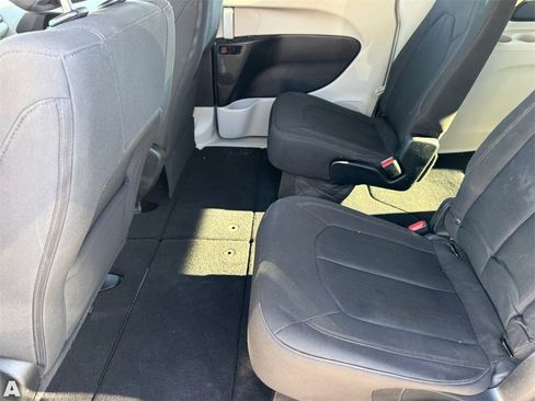 Used 2019 Chrysler Pacifica LX image 13