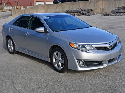 Used 2013 Toyota Camry SE FWD image 4