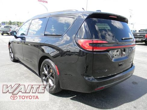 Used 2025 Chrysler Pacifica Limited FWD image 4