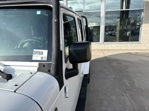 Used 2016 Jeep Wrangler Unlimited Sahara w/ Connectivity Group image 9