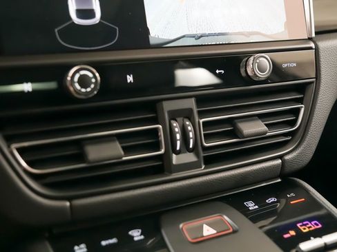 New 2026 Porsche Macan image 32