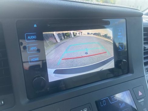 Used 2017 Toyota Sienna XLE Premium FWD image 25