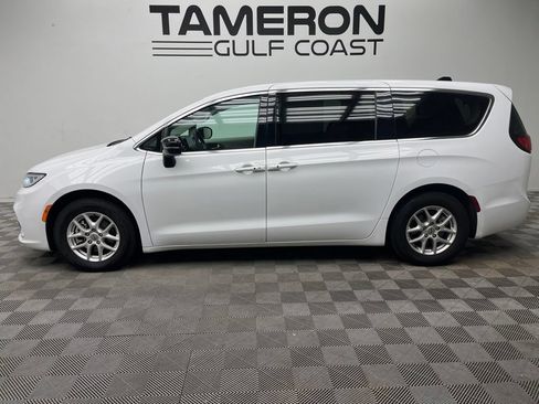Used 2024 Chrysler Pacifica Touring-L FWD image 6