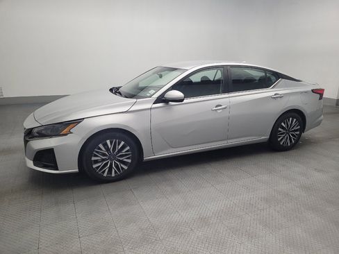 Used 2023 Nissan Altima 2.5 SV image 2