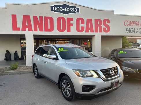 Used 2017 Nissan Pathfinder S image 2