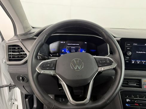 Used 2025 Volkswagen Taos SE image 22