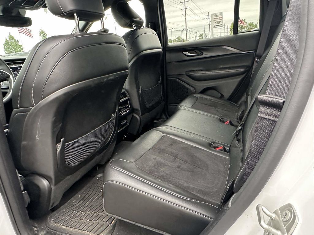 Used 2023 Jeep Grand Cherokee Altitude AWD/4WD image 10