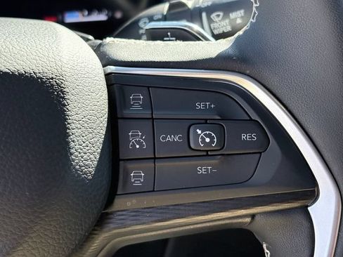 Used 2025 Jeep Grand Cherokee Altitude AWD/4WD image 14