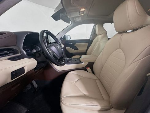 Used 2020 Toyota Highlander XLE image 13