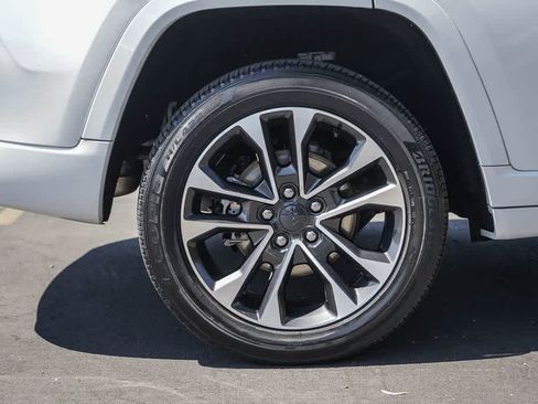 Used 2022 Jeep Grand Cherokee Overland w/ Luxury Tech Group IV AWD/4WD image 8