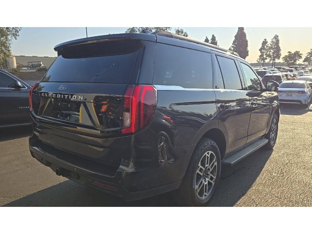 Used 2025 Ford Expedition Active AWD/4WD image 5