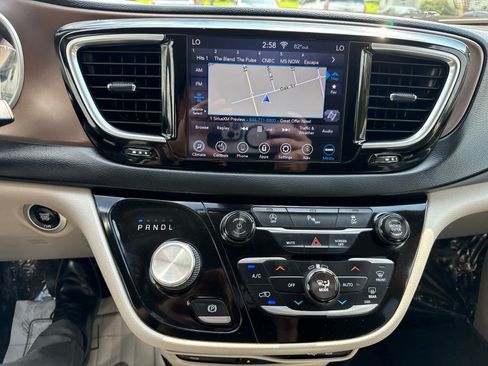 Used 2018 Chrysler Pacifica Touring-L Plus FWD image 24