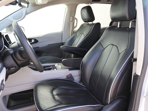 Used 2023 Chrysler Pacifica Limited image 5