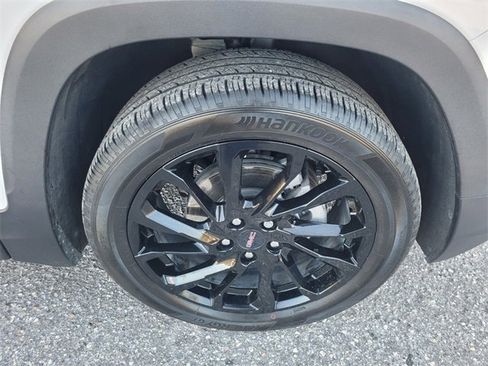 Used 2024 GMC Terrain SLE w/ Driver Convenience Package image 17