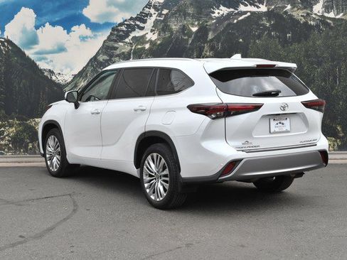 Used 2024 Toyota Highlander Limited AWD/4WD image 9