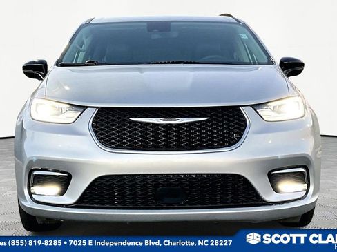 Used 2024 Chrysler Pacifica Touring-L image 2