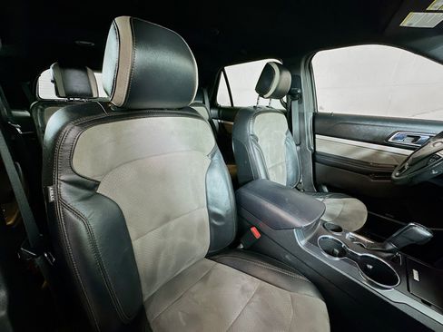 Used 2017 Ford Explorer XLT w/ Equipment Group 202A image 27