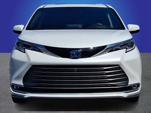 Used 2022 Toyota Sienna Platinum FWD image 2
