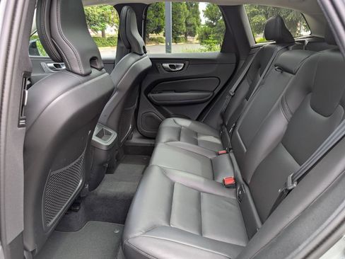 Used 2025 Volvo XC60 B5 Core AWD/4WD image 11