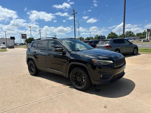 Used 2023 Jeep Cherokee Altitude Lux AWD/4WD image 3