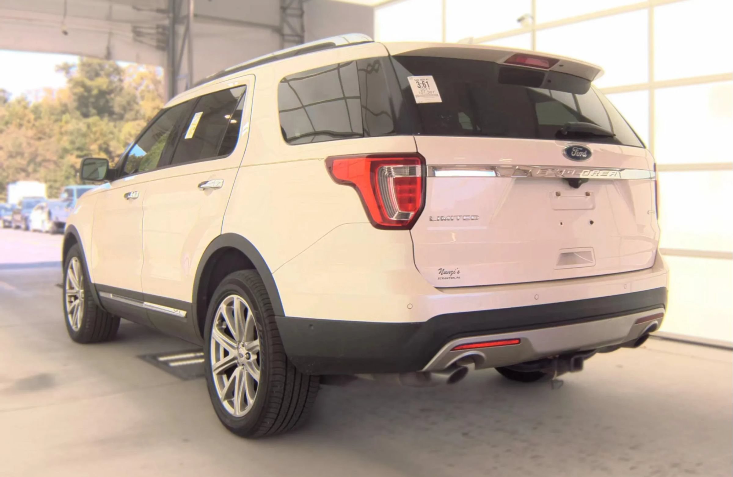 Used 2017 Ford Explorer Limited w/ Equipment Group 303A AWD/4WD image 8