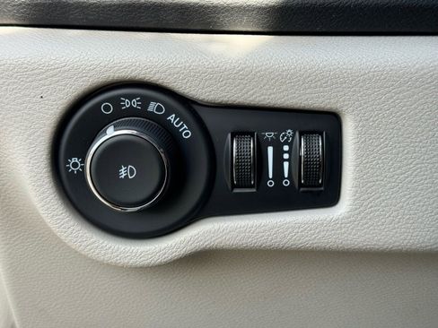 Used 2024 Chrysler Pacifica Touring-L image 22