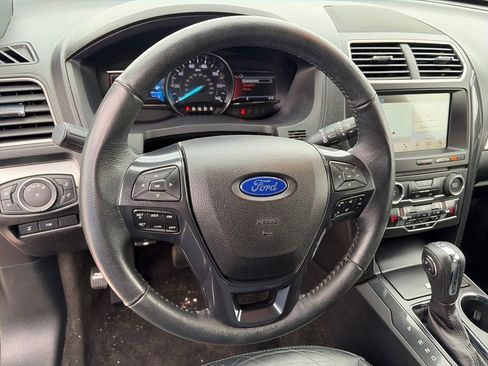 Used 2018 Ford Explorer XLT w/ Equipment Group 202A AWD/4WD image 19