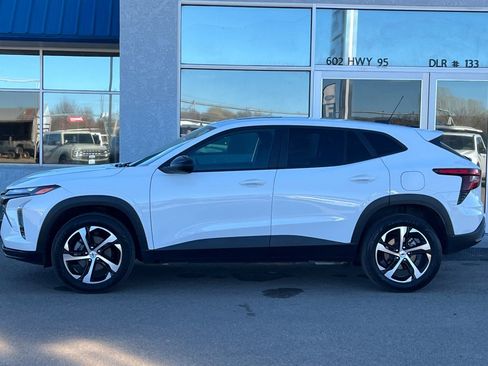 Used 2024 Chevrolet Trax RS w/ Sunroof Package FWD image 8