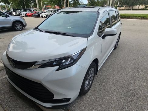 Used 2025 Toyota Sienna XLE w/ XLE Plus Package FWD image 18