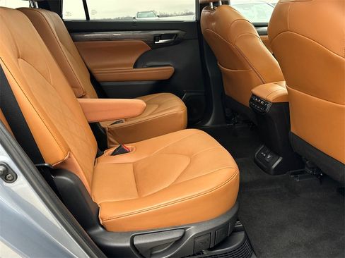 Used 2023 Toyota Highlander Platinum image 16