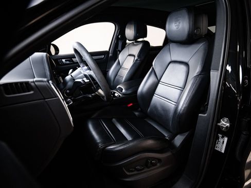 Certified 2023 Porsche Cayenne Platinum Edition AWD/4WD image 5