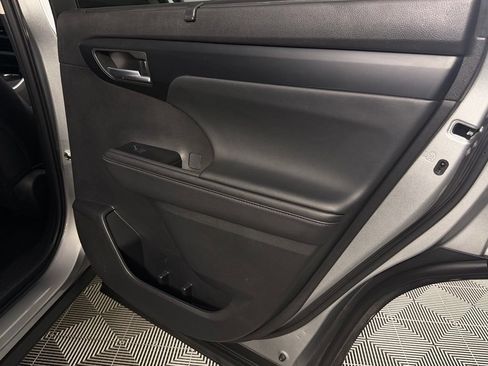 Used 2025 Toyota Highlander XLE FWD image 32